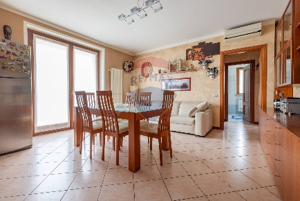 Foto Appartamento in via Vittorio Veneto, Biandronno di 75 m² con 3 locali