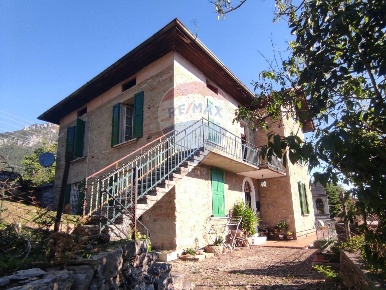 Foto Appartamento a Rogno di 110 m² con 5 locali in vendita
