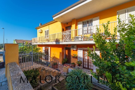 Foto Appartamento in Via Rockfeller, Oschiri di 220 m² con 7 locali