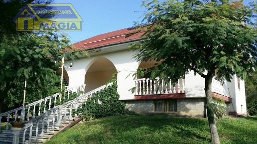 Foto Villa singola a Colli del Tronto di 403 m² con 12 locali in vendita