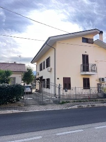 Foto Villa unifamiliare in Via Sant'Emidio, Alanno di 225 m² con 3 locali