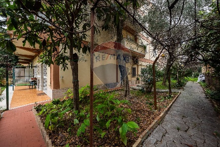 Foto Appartamento in Via Emilio Draconzio, Roma di 180 m² con 5 locali