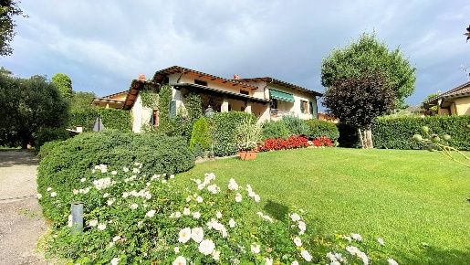 Foto Villa singola in Via di Castagnori, Pescaglia di 260 m² con 12 locali