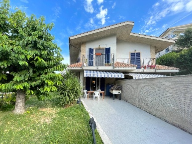 Foto Villa a schiera in Via F.lli Mattei, Acquaviva Picena di 240 m²