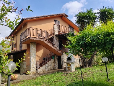 Foto Villa unifamiliare in Via Anime Sante, Maenza di 300 m² con 12 locali