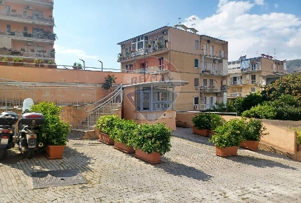 Foto Appartamento in Via E.Ricci, Napoli di 150 m² con 6 locali in vendita