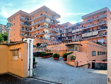 Foto Appartamento in Via E.Ricci, Napoli di 150 m² con 6 locali in vendita
