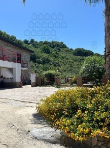 Foto Villa unifamiliare a Naso di 174 m² con 6 locali in vendita