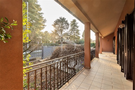 Foto Villa unifamiliare in VIA CARDUCCI, Correzzana di 496 m² con 8 locali