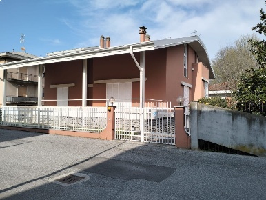 Foto Villa unifamiliare a Maleo di 200 m² con 4 locali in vendita