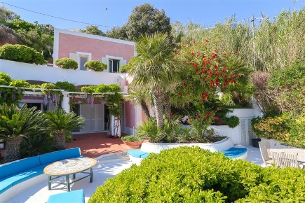 Foto Villa unifamiliare in Via Giancos, Ponza di 220 m² con 8 locali