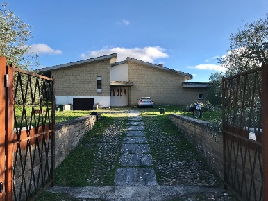 Foto Villa unifamiliare a Sorano di 300 m² con 6 locali in vendita