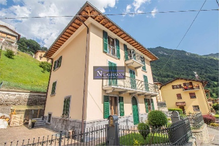 Foto Villa unifamiliare in Via Foppi 2, Ardesio di 480 m² con 10 locali