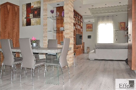 Foto Appartamento in Via Roma  26, Biandronno di 140 m² con 5 locali