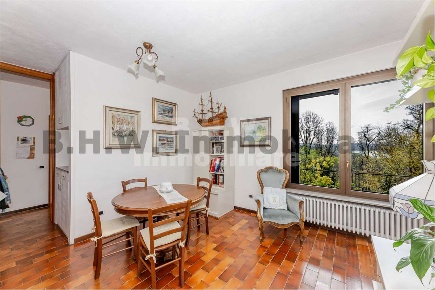 Foto Villa unifamiliare a Leggiuno di 283 m² con 10 locali in vendita