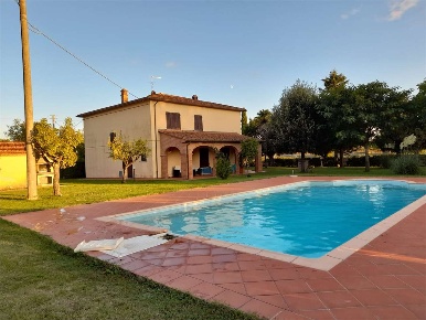 Foto Villa unifamiliare a Lucignano di 252 m² con 6 locali in vendita
