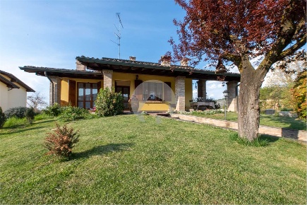 Foto Villa unifamiliare in via Tedaldo di Canossa 10, Canossa di 254 m²