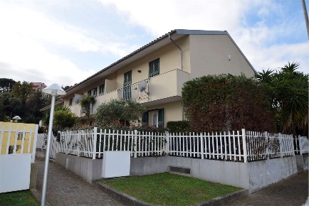 Foto Villa a schiera in Via Coreallo, Spotorno in vendita