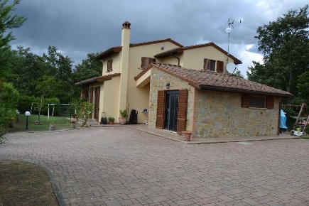 Foto Villa unifamiliare a Lucignano di 190 m² con 6 locali in vendita