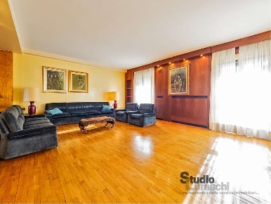 Foto Appartamento in Via Volta, Paderno d'Adda di 290 m² con 4 locali