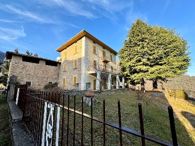 Foto Villa unifamiliare a Rogno di 435 m² con 12 locali in vendita