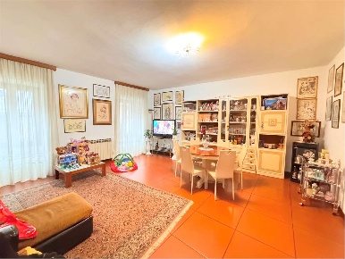Foto Appartamento in Via nazionale 45, Rogno di 260 m² con 5 locali