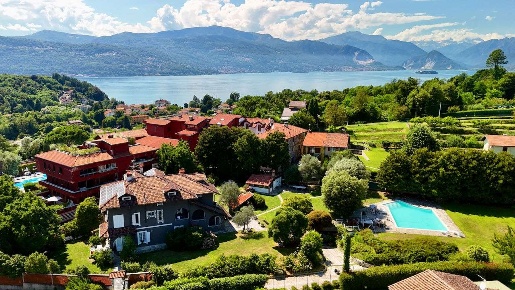 Foto Villa unifamiliare in Via Colombo 6, Leggiuno di 600 m² con 15 locali
