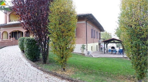 Foto Villa bifamiliare a Prignano sulla Secchia di 450 m² con 10 locali