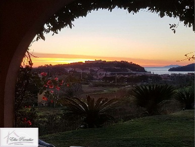 Foto Villa unifamiliare a Porto Azzurro di 216 m² con 6 locali in vendita
