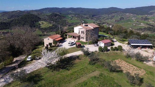 Foto Villa unifamiliare a Collazzone di 350 m² con 20 locali in vendita