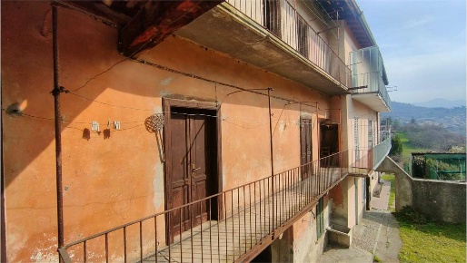 Foto Appartamento in Via Isella, Civate di 225 m² con 6 locali in vendita