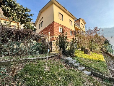 Foto Villa unifamiliare in Via Marconi 5, Bienno di 495 m² con 9 locali