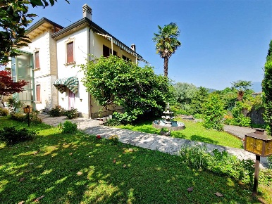 Foto Villa unifamiliare in Via Arione, Leggiuno di 950 m² con 14 locali