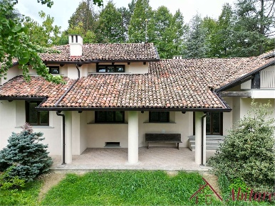 Foto Villa unifamiliare a Castagnole delle Lanze di 350 m² con 10 locali