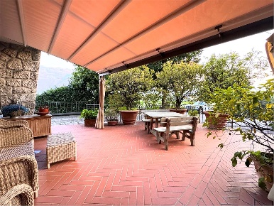 Foto Appartamento in Via Rondinera 2, Rogno di 212 m² con 5 locali