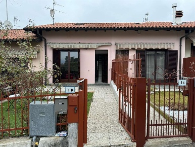 Foto Villa a schiera a Marchirolo in vendita