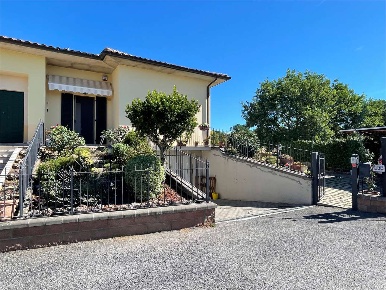 Foto Villa bifamiliare a Lucignano di 200 m² con 5 locali in vendita