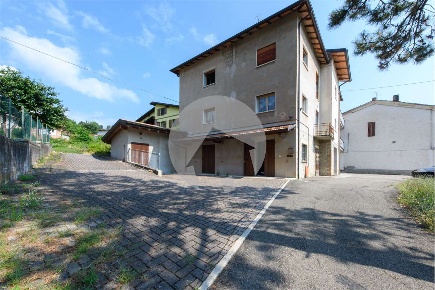 Foto Appartamento in via casella 8, Viano di 189 m² con 8 locali in vendita