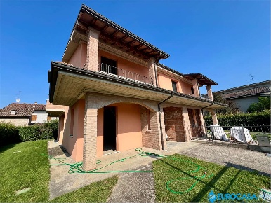 Foto Villa a schiera in via I Maggio, San Possidonio di 194 m² con 5 locali