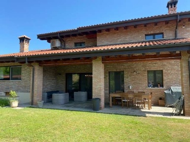 Foto Villa unifamiliare a Bereguardo di 305 m² con 12 locali in vendita