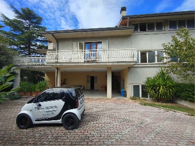 Foto Villa bifamiliare a Giano dell'Umbria di 700 m² con 11 locali