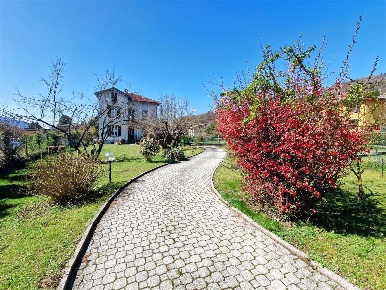Foto Villa bifamiliare in Via G. Garibaldi, Marchirolo in vendita
