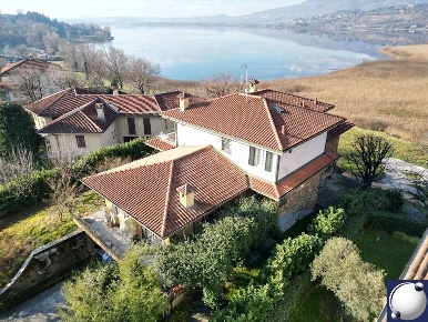 Foto Villa unifamiliare in Via Manzoni, Bosisio Parini di 579 m² in vendita