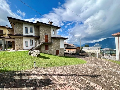 Foto Villa unifamiliare in VIa Case Pedri 4, Artogne di 488 m² con 7 locali