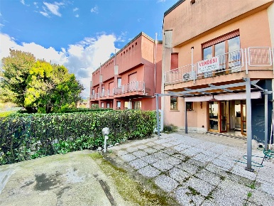 Foto Villa a schiera a Molteno di 130 m² con 4 locali in vendita