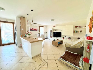 Foto Appartamento in Via Rondinera 20, Rogno di 130 m² con 3 locali
