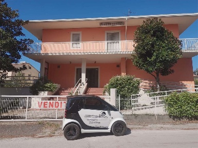 Foto Villa unifamiliare a Giano dell'Umbria di 500 m² con 20 locali