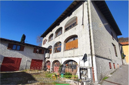 Foto Appartamento in Via Marche 17, Cuveglio di 79 m² con 4 locali