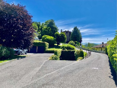 Foto Appartamento in Via Bonfanti 8, Bosisio Parini di 130 m² con 5 locali