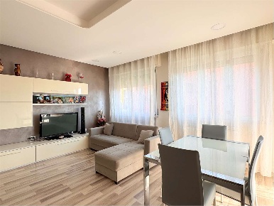 Foto Appartamento in Via Roma 26, Rogno di 106 m² con 4 locali in vendita